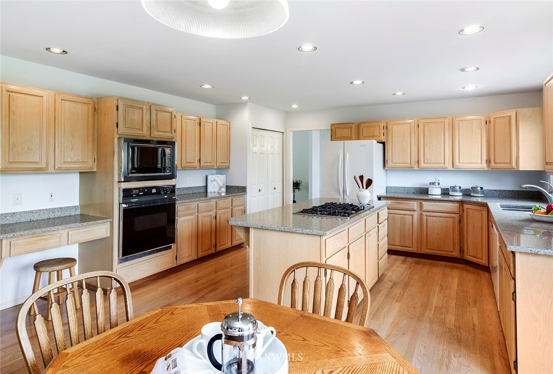 2911 Russet Road Brier, WA 98036 - Photo 10 of 25 Gallery Image 10