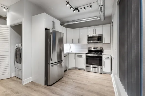 $1,616 | 7645 North Sheridan Road, Unit 503, Chicago, IL 60626