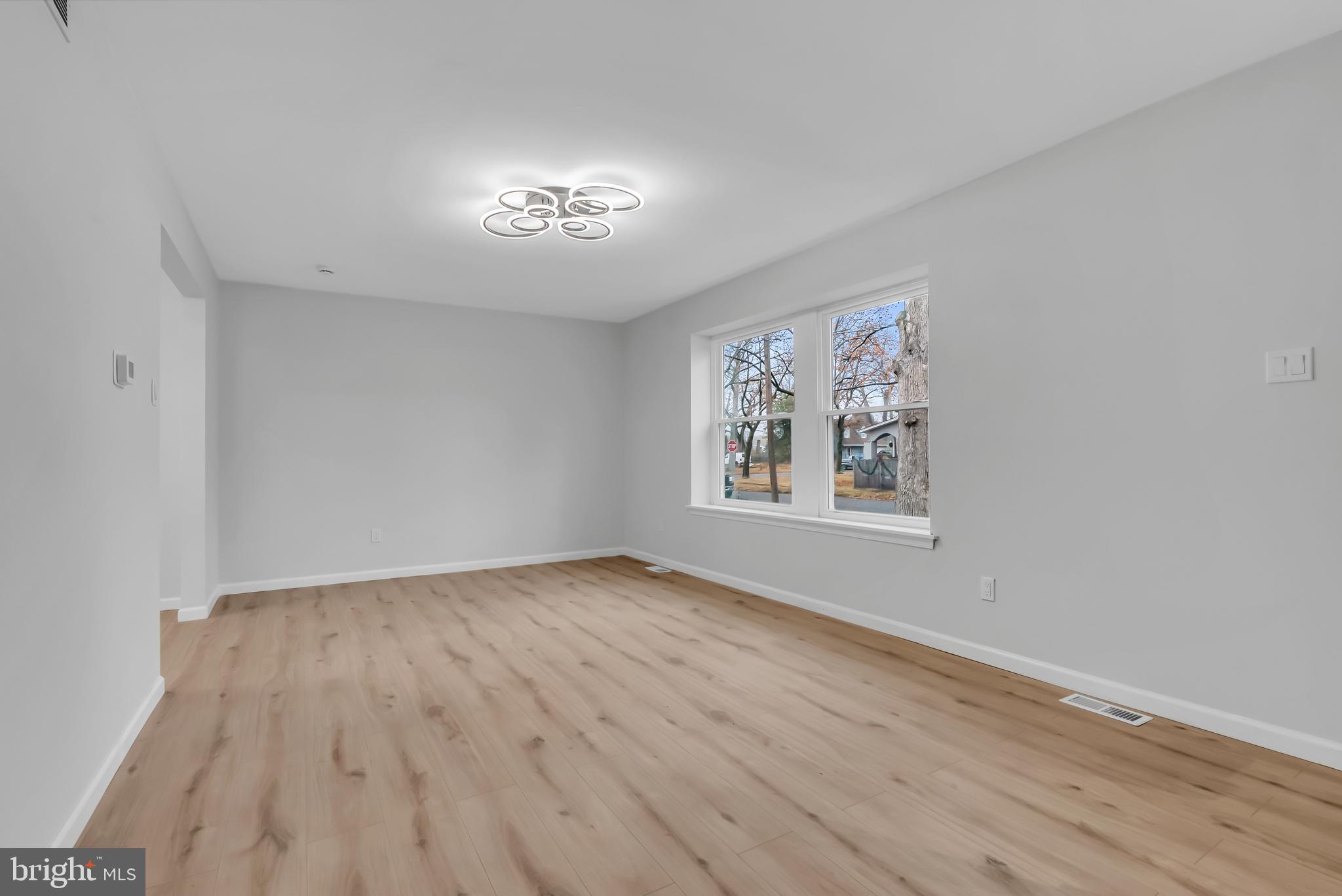 705 Chestnut Street Palmyra, NJ 08065 - Photo 4 of 16 Gallery Image 4