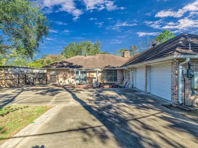 a view of a house with entertaining space