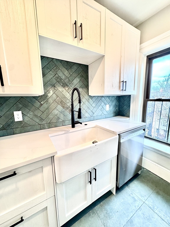 169 West Brookline Street, Unit PH Boston, MA 02118 - Photo 12 of 19 a spacious bathroom with a sink a mirror and bathtub