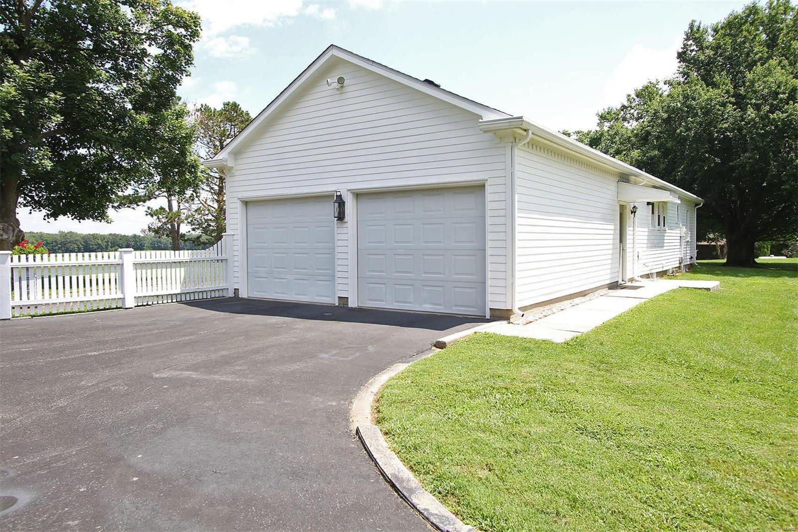 8344 Maple Grove Road Troy, IL 62294 - Photo 3 of 35