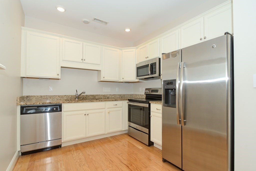 12 Braemoor Woods Road, Unit 402 Salem, NH 03079 - Photo 4 of 24