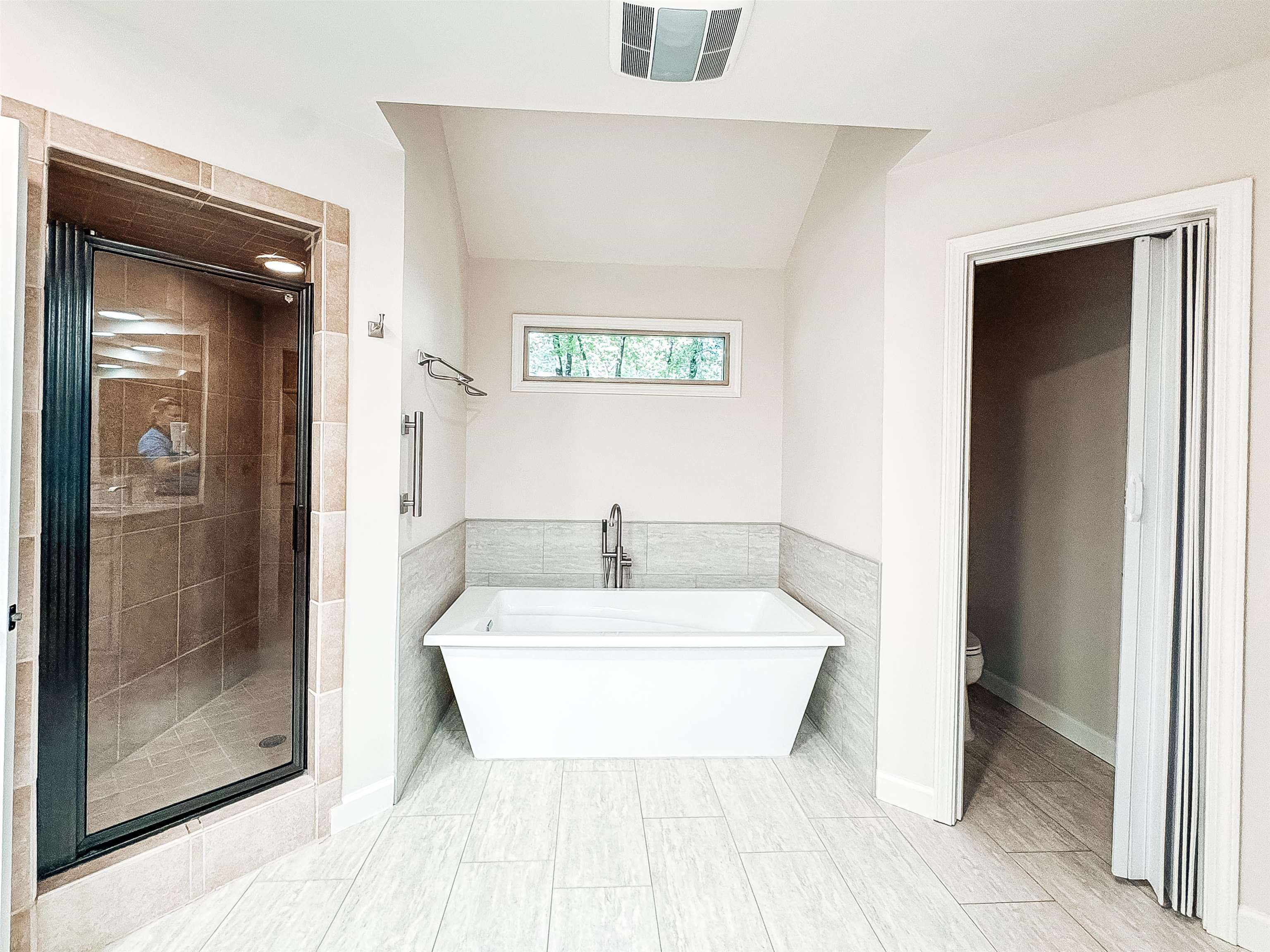 832 South Tree Drive Collierville, TN 38017 - Photo 30 of 40 Spacious bathroom featuring light wood-finish flooring