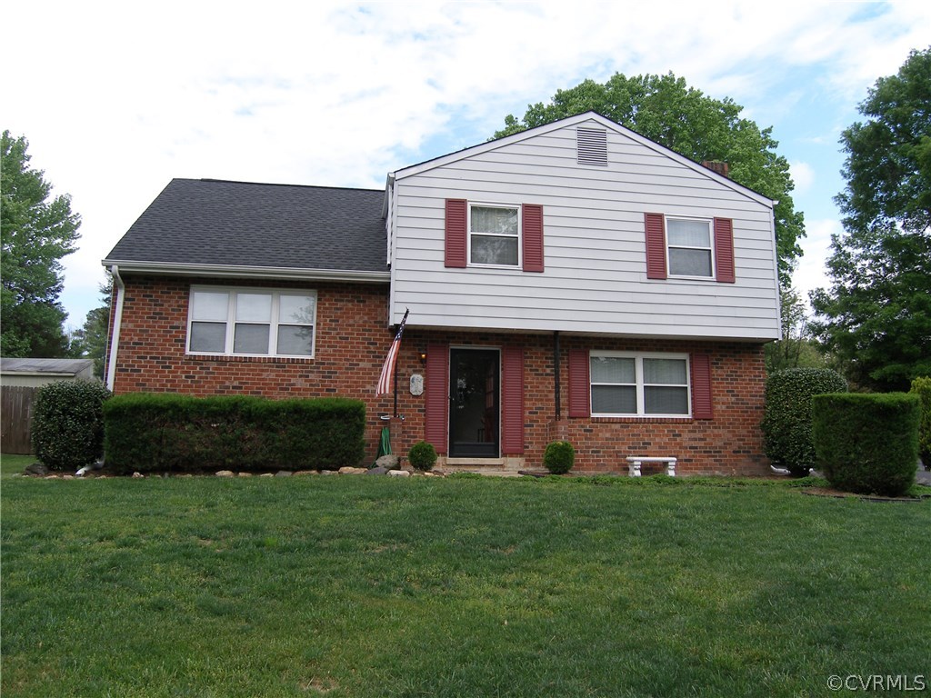 Welcome to 800 Whiffletree Road in The Meadows! Br