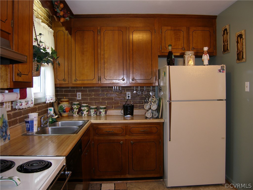 800 Whiffletree Road North Chesterfield, VA 23236 - Photo 25 of 47 Kitchen: Refrigerator Conveys!