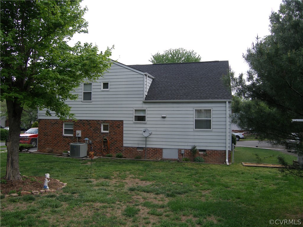 800 Whiffletree Road North Chesterfield, VA 23236 - Photo 8 of 47 2015 Heat Pump, 2013 Roof, Gutters, Chain Link Rea