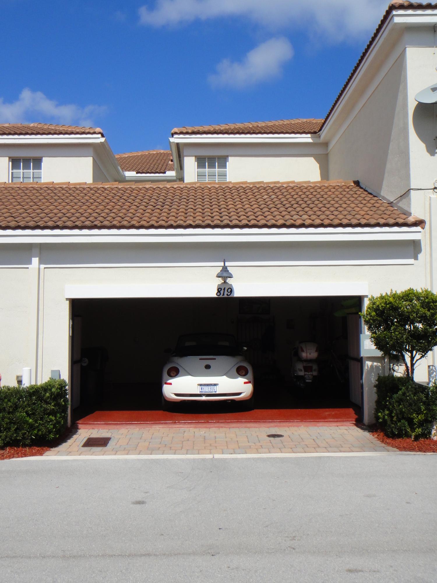 819 Northwest 82nd Place Boca Raton, FL 33487 - Photo 10 of 17 garage