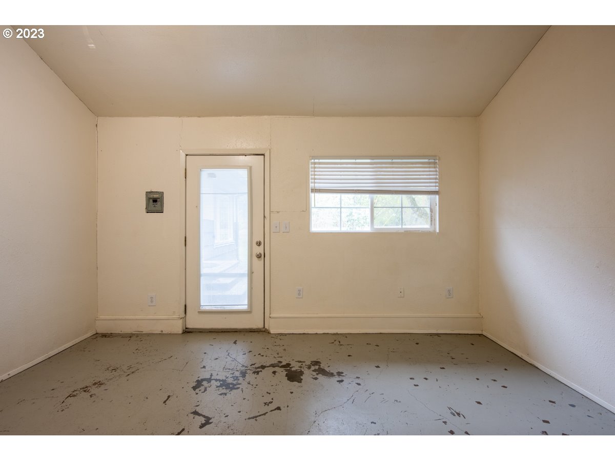 29853 Jarding Road Eugene, OR 97405 - Photo 14 of 30 an empty room with windows