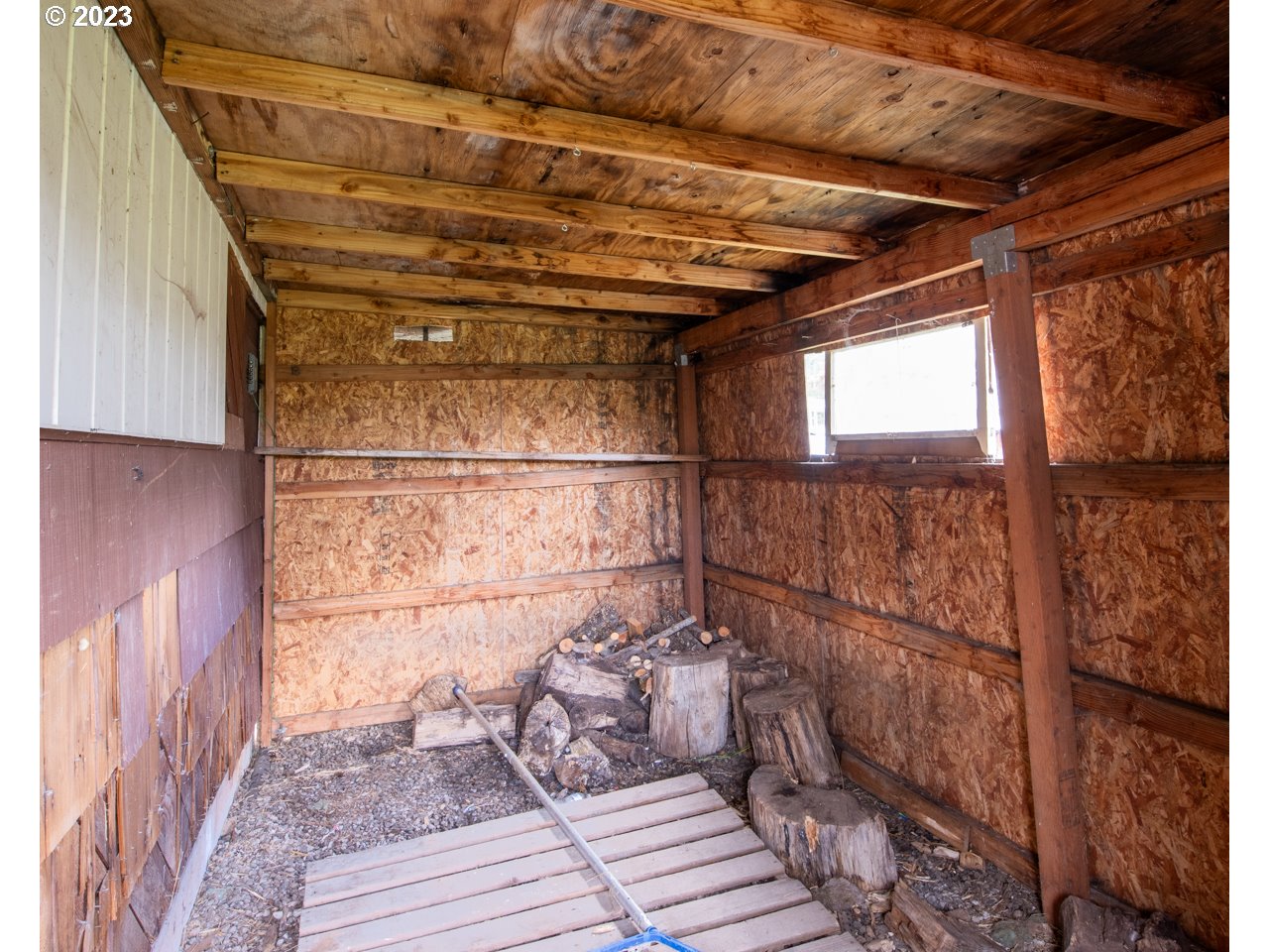 29853 Jarding Road Eugene, OR 97405 - Photo 28 of 30 a bathroom with a bathtub
