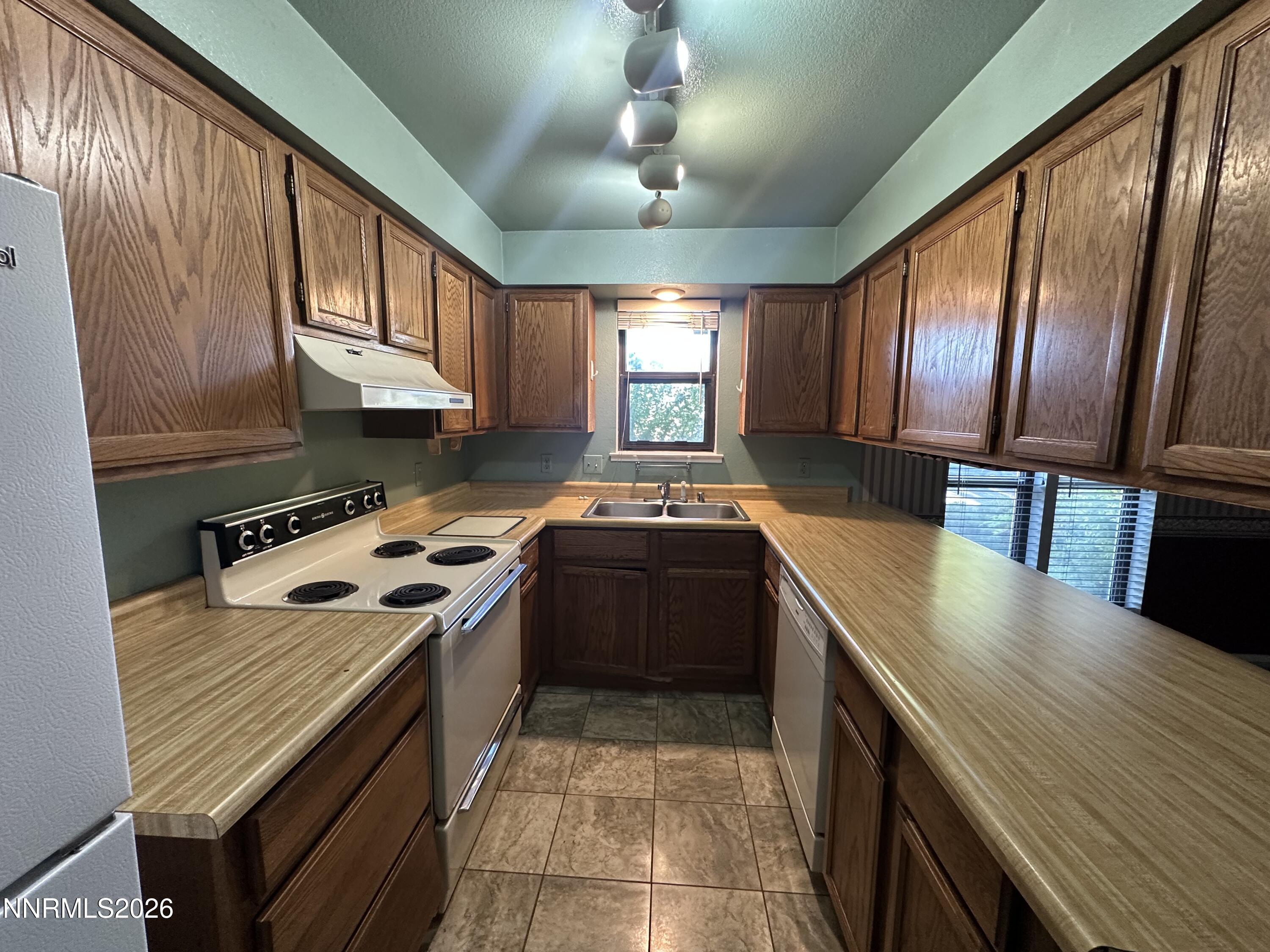 1500 Ellendale Court Reno, NV 89503 - Photo 7 of 25 Kitchen
