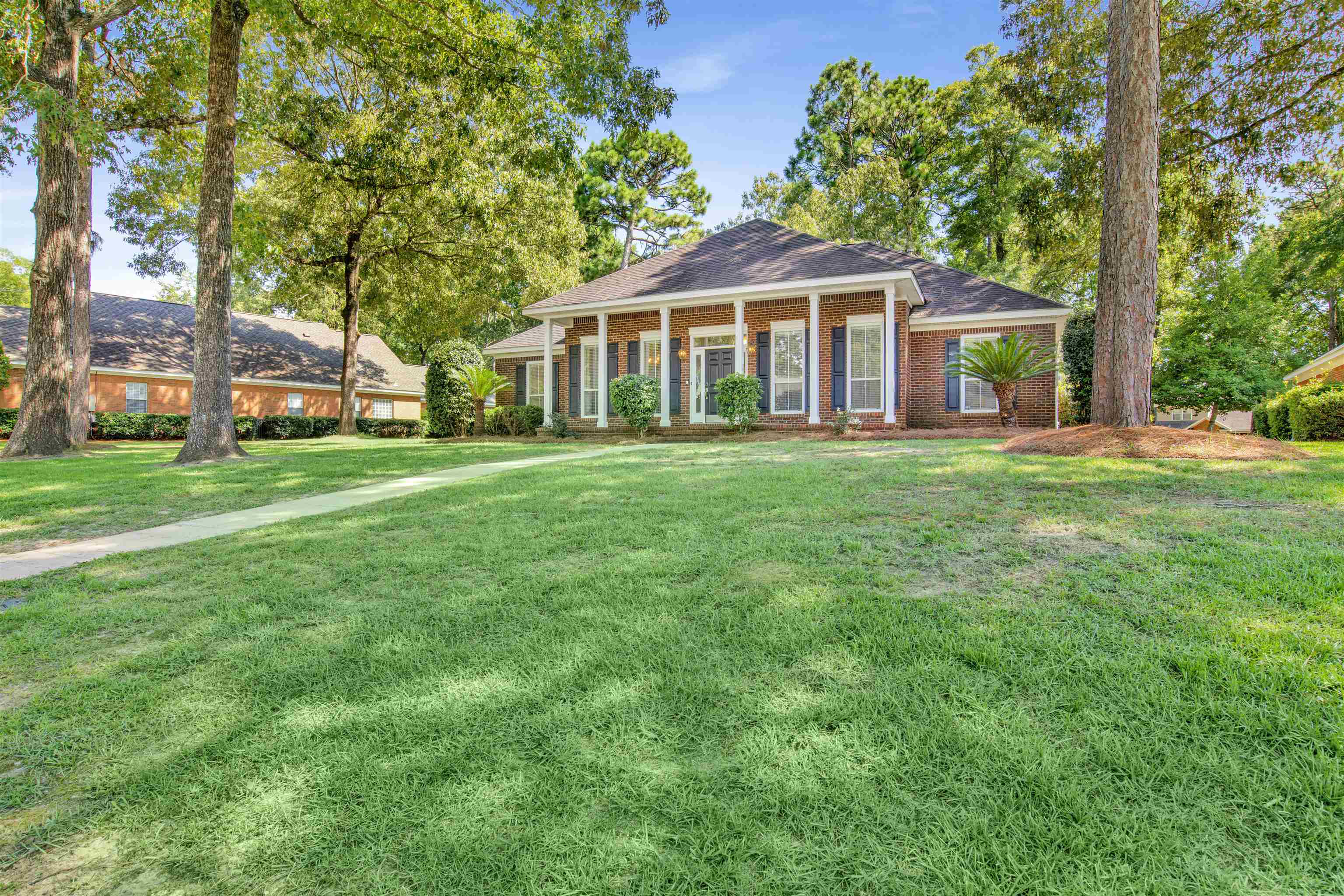 9426 Aspen Circle Daphne, AL 36527 - Photo 3 of 35 front lawn
