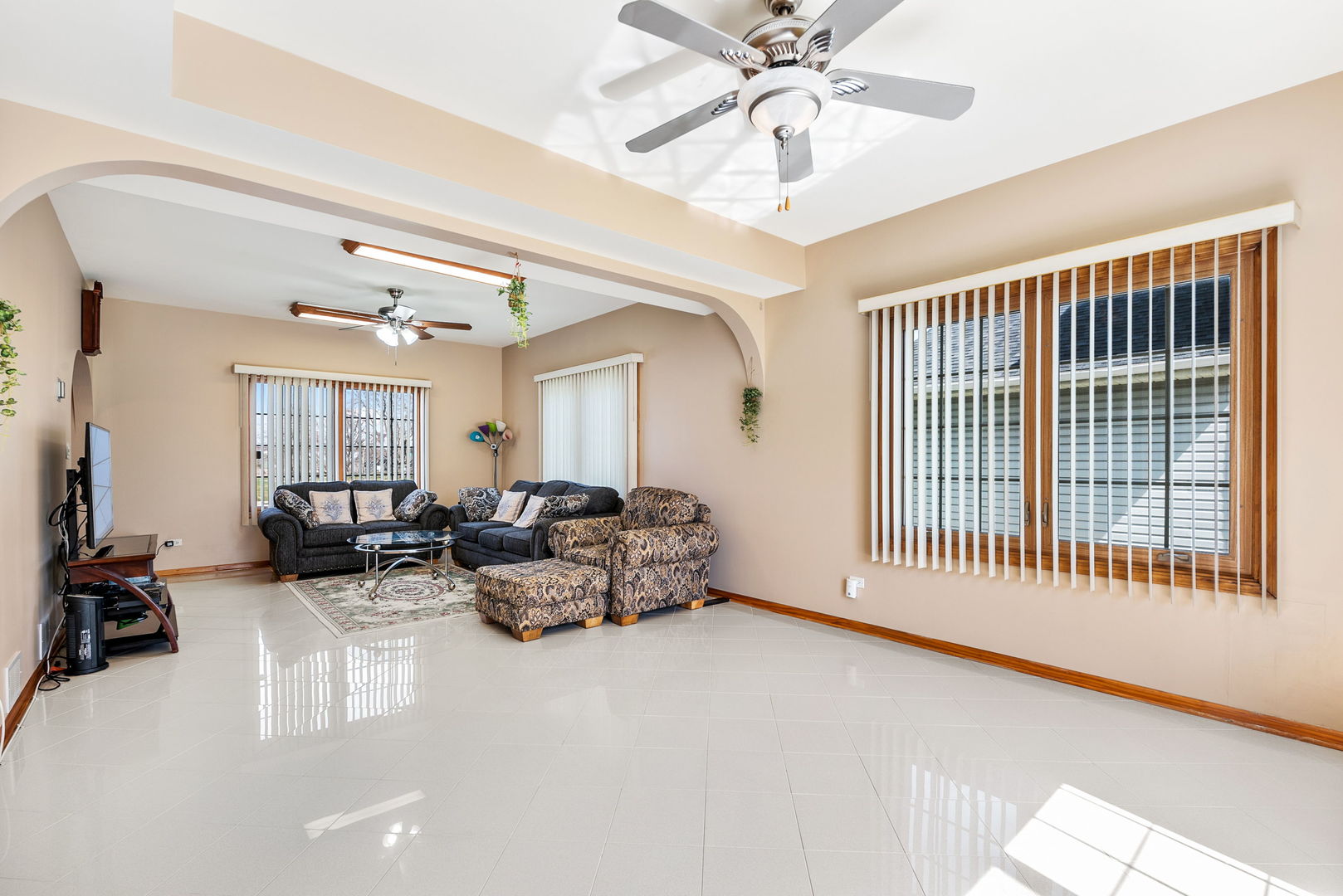 1612 Percy Lane Itasca, IL 60143 - Photo 4 of 20 a very nice looking room with many windows