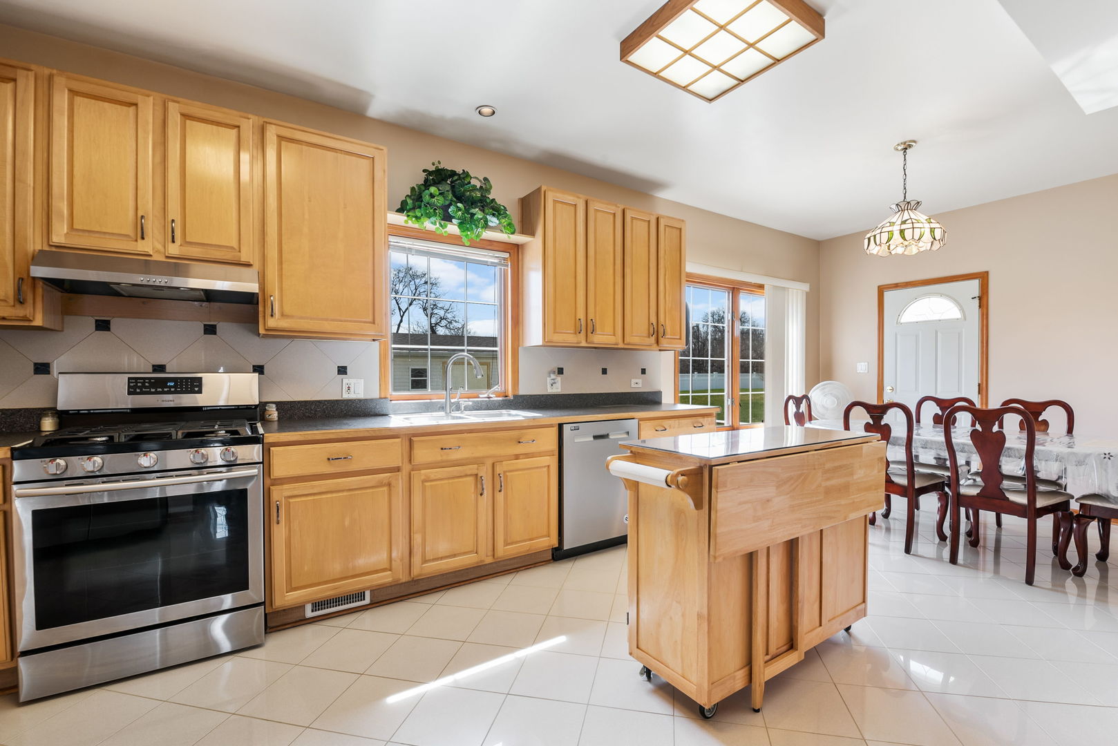 1612 Percy Lane Itasca, IL 60143 - Photo 5 of 20 a kitchen with stove a sink and a refrigerator
