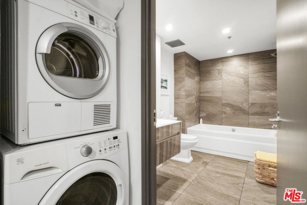 1855 Industrial Street, Unit 112 Los Angeles, CA 90021 - Photo 30 of 51 a bathroom with a bathtub and a shower