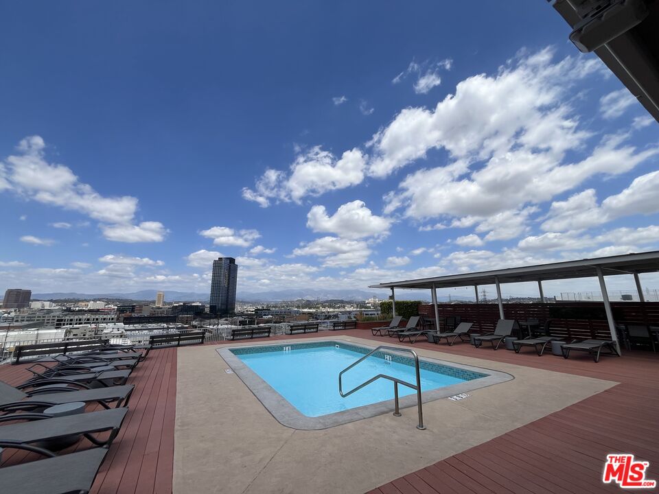 1855 Industrial Street, Unit 112 Los Angeles, CA 90021 - Photo 38 of 51 a view of a terrace with skyline
