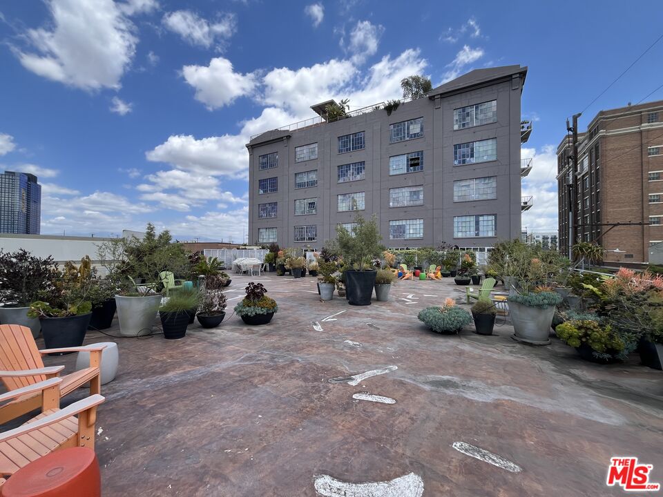 1855 Industrial Street, Unit 112 Los Angeles, CA 90021 - Photo 39 of 51 a view of a patio with couches and potted plants
