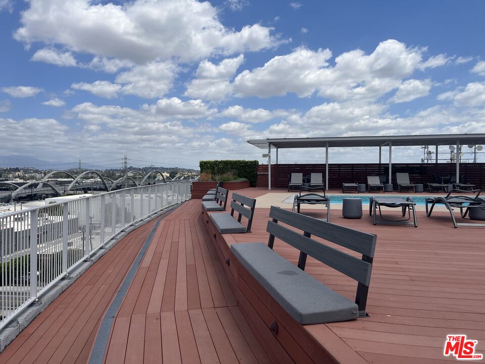 1855 Industrial Street, Unit 112 Los Angeles, CA 90021 - Photo 43 of 51 a view of a terrace with seating area