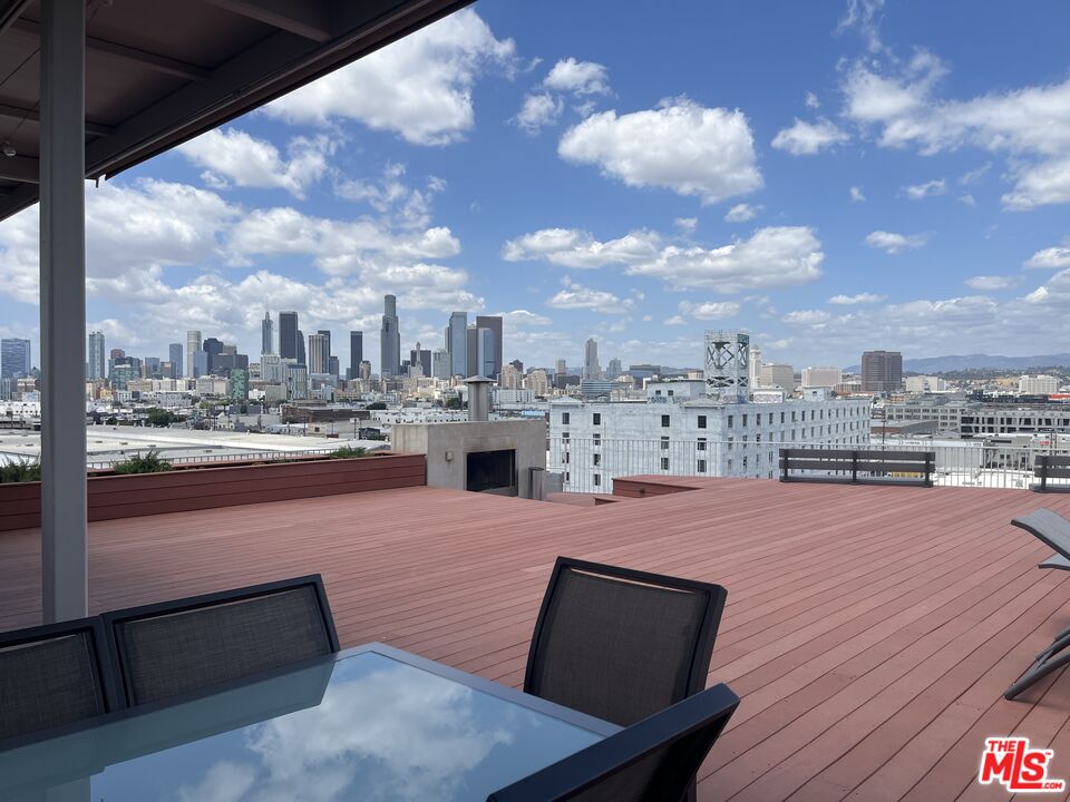 1855 Industrial Street, Unit 112 Los Angeles, CA 90021 - Photo 45 of 51 a outdoor view with a sitting space