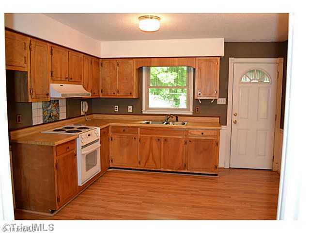 810 Halsbrook Road Greensboro, NC 27406 - Photo 6 of 12 Kitchen.
