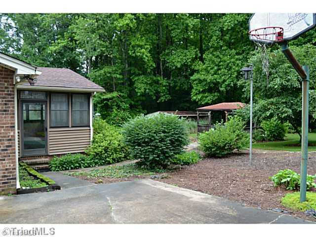 810 Halsbrook Road Greensboro, NC 27406 - Photo 8 of 12 Yard/Garden.