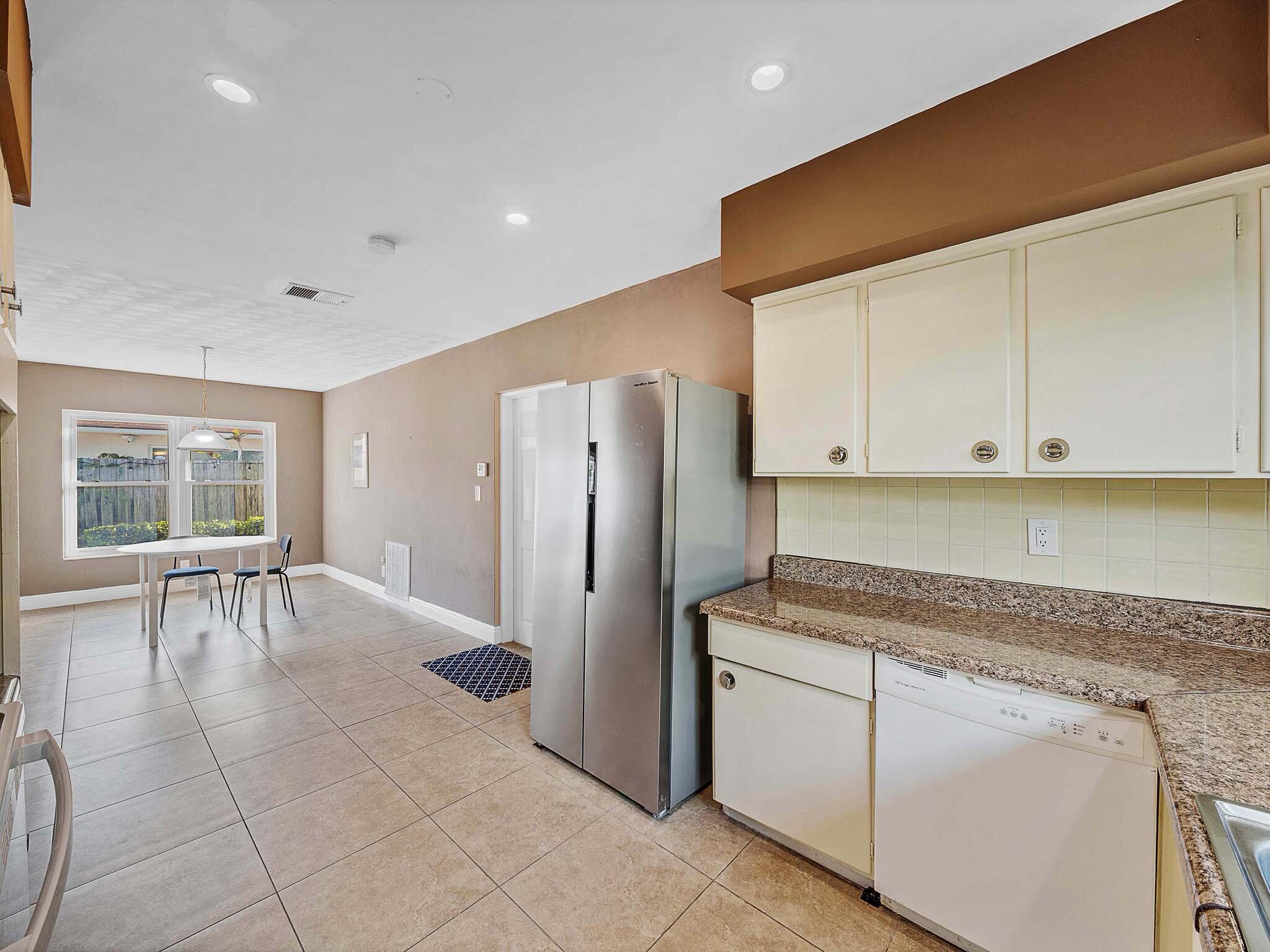 2750 Southeast 3rd Street Pompano Beach, FL 33062 - Photo 10 of 55 5 Kitchen (3)_1