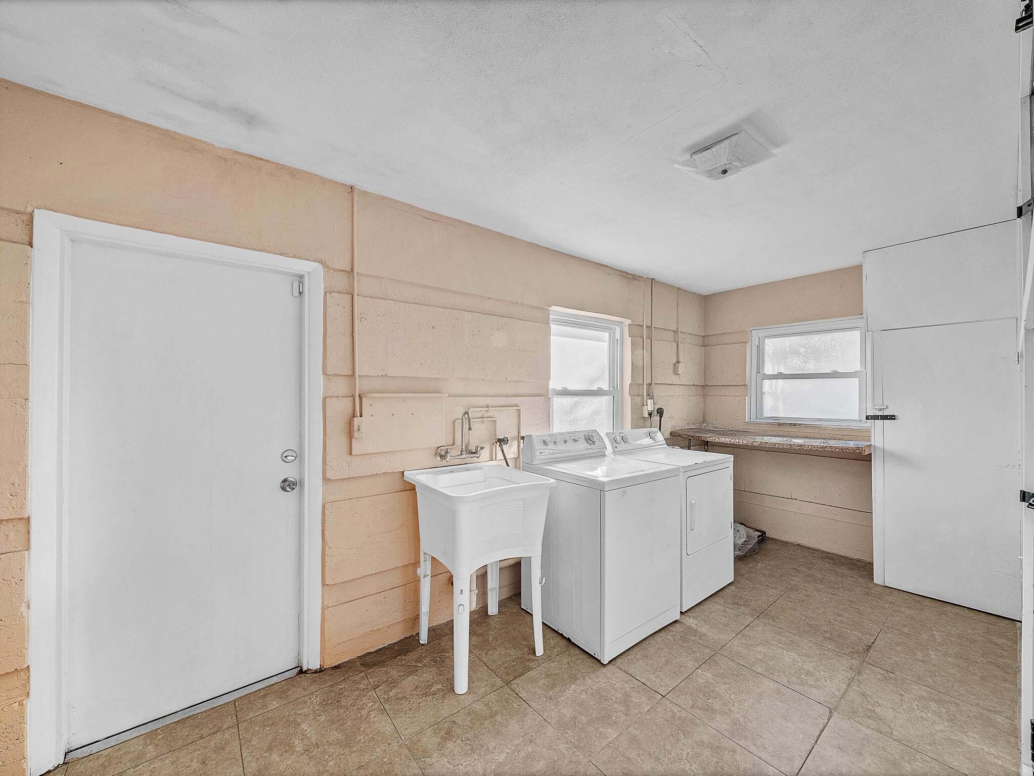 2750 Southeast 3rd Street Pompano Beach, FL 33062 - Photo 14 of 55 7 laundry Room (1)_1