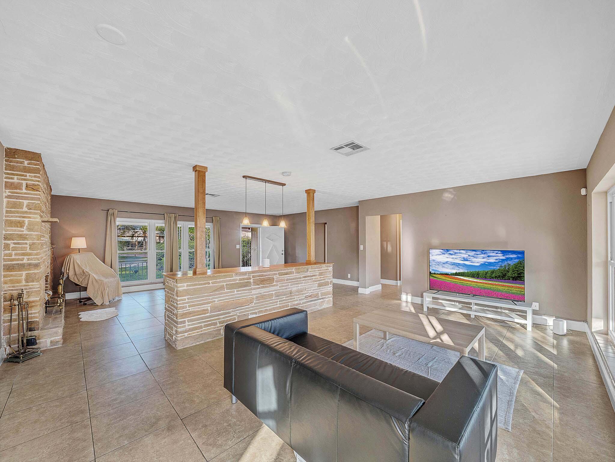 2750 Southeast 3rd Street Pompano Beach, FL 33062 - Photo 20 of 55 14 Family Area (1)_1