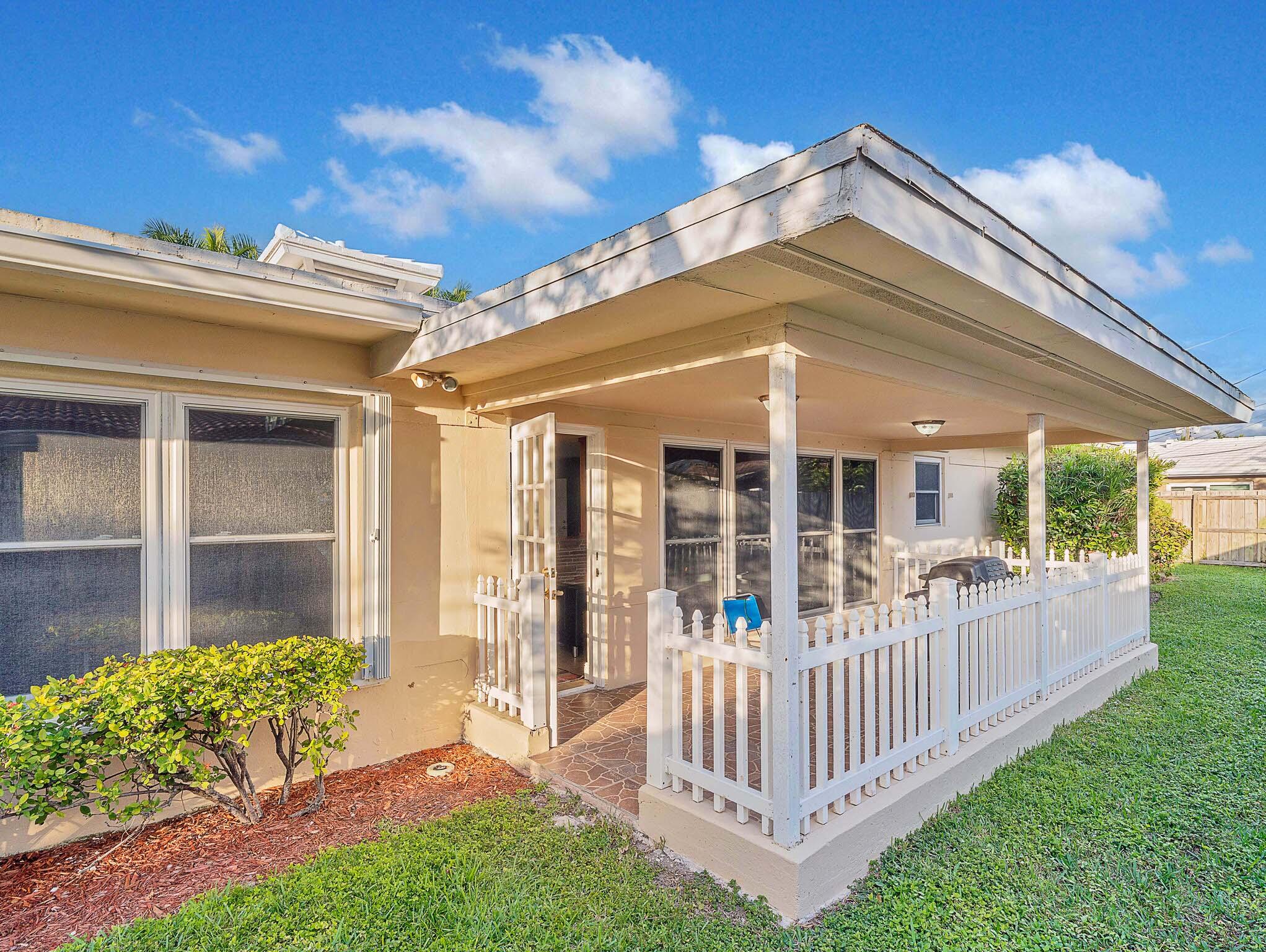 2750 Southeast 3rd Street Pompano Beach, FL 33062 - Photo 27 of 55 12 Backyard (6)_1