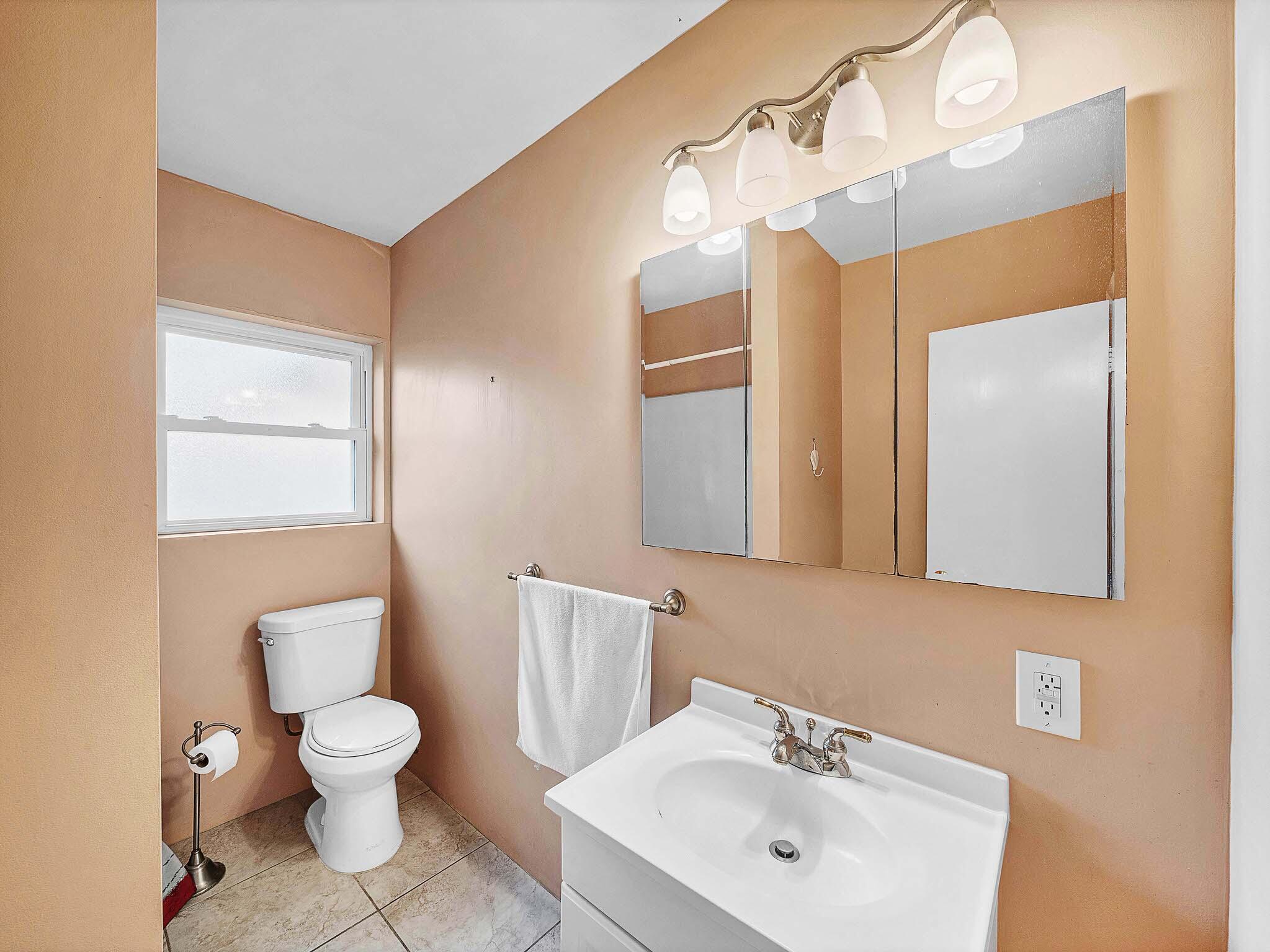 2750 Southeast 3rd Street Pompano Beach, FL 33062 - Photo 32 of 55 16 Guest Bathroom (1)_1