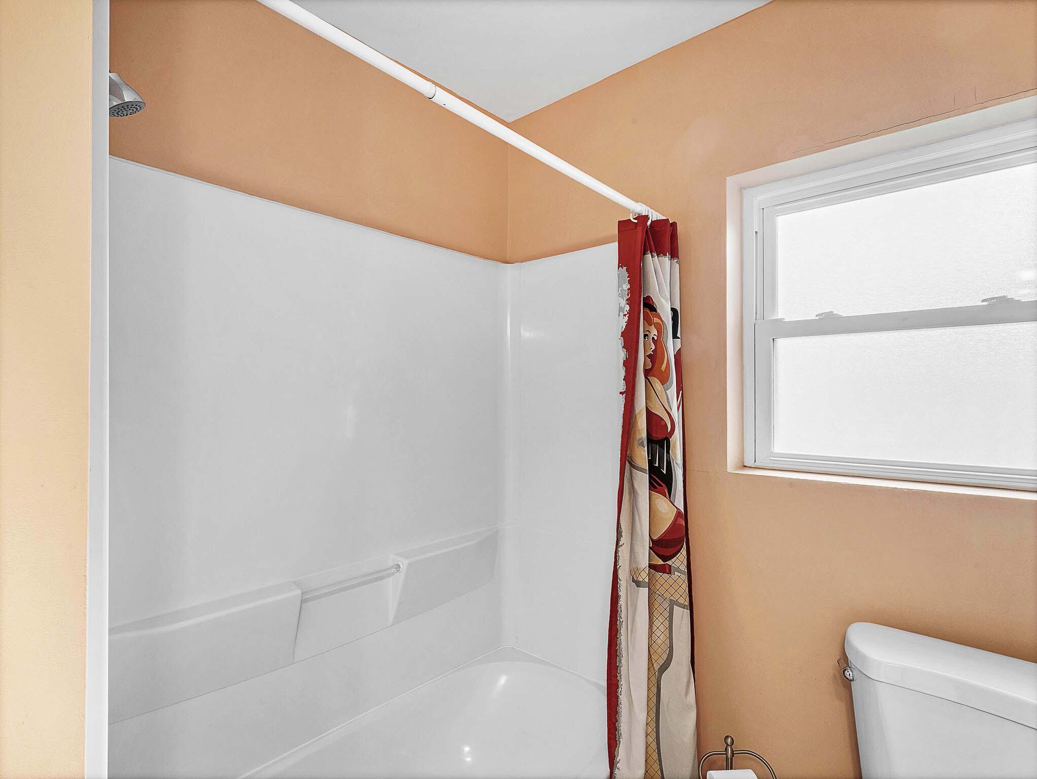 2750 Southeast 3rd Street Pompano Beach, FL 33062 - Photo 33 of 55 16 Guest Bathroom (2)_1