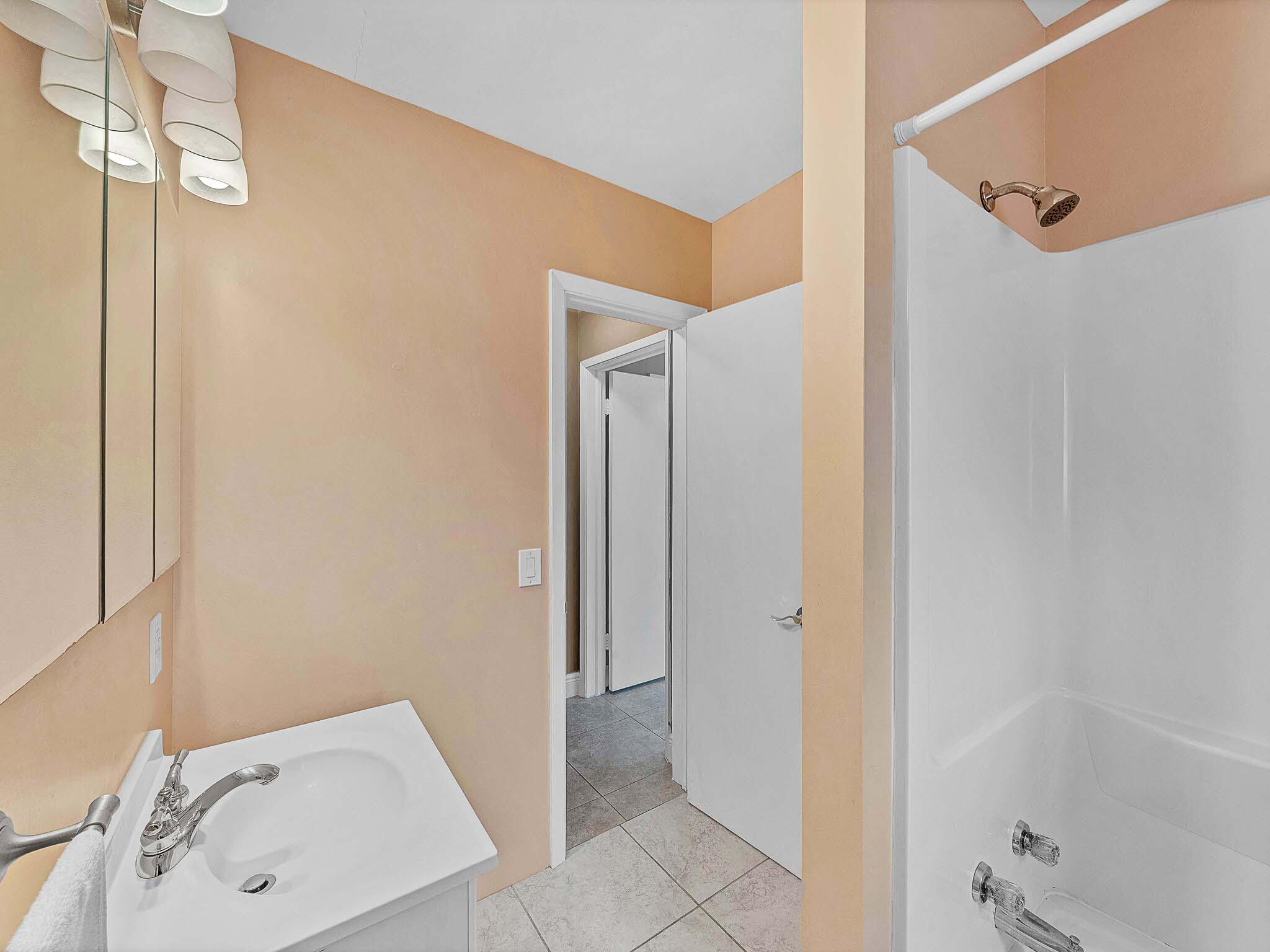 2750 Southeast 3rd Street Pompano Beach, FL 33062 - Photo 34 of 55 16 Guest Bathroom (3)_1