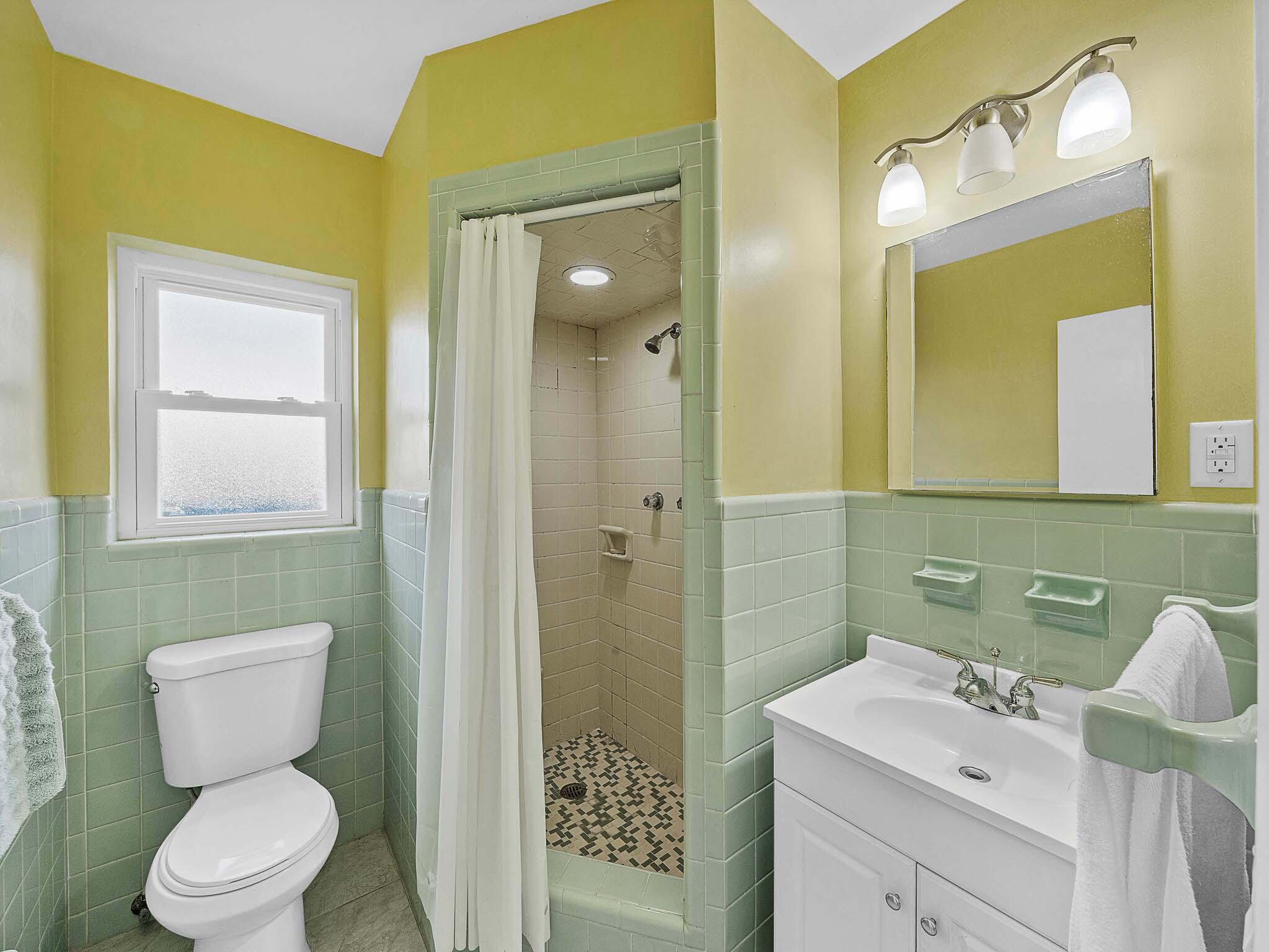 2750 Southeast 3rd Street Pompano Beach, FL 33062 - Photo 44 of 55 20 Primary Bathroom (1)_1