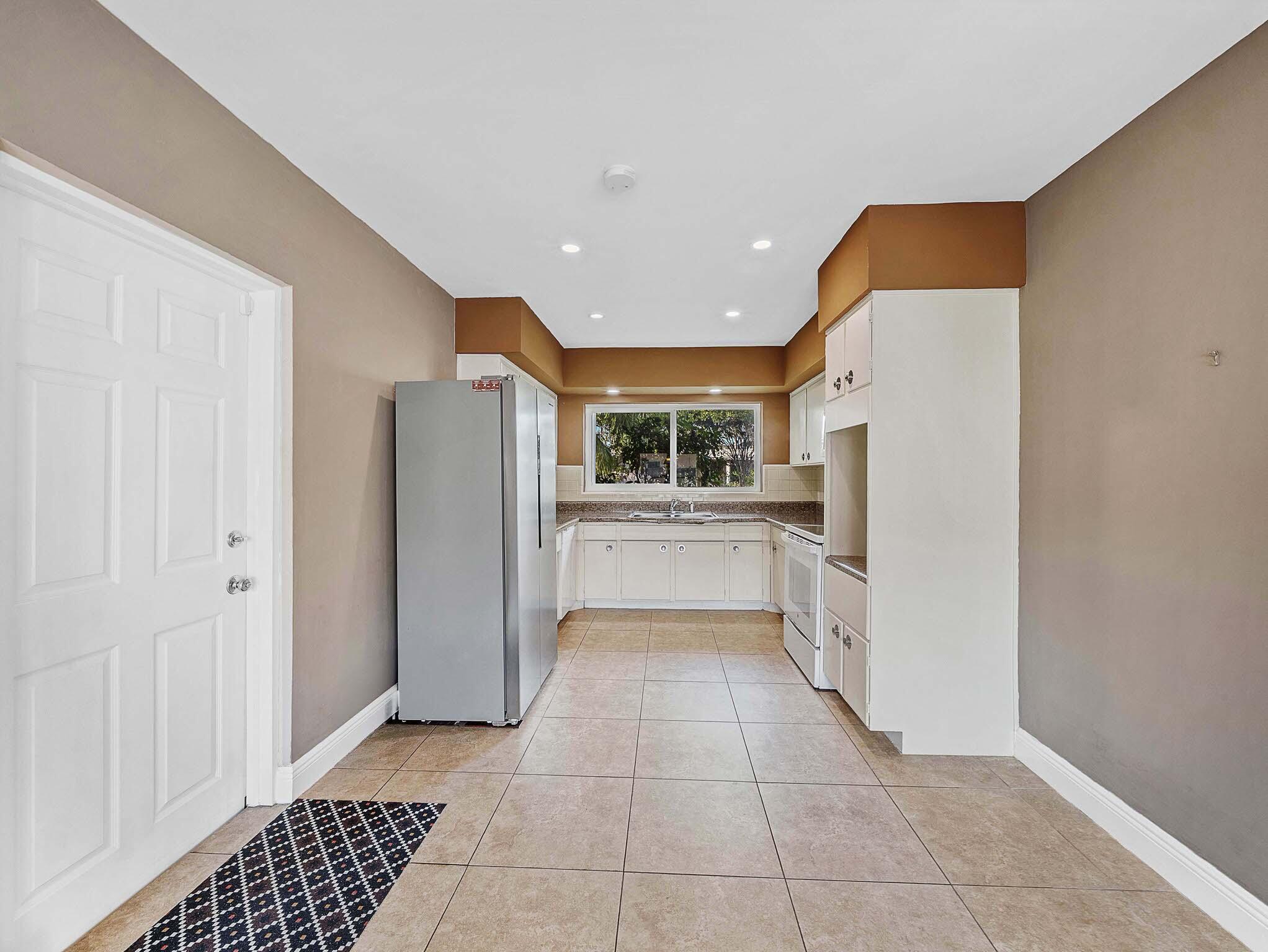 2750 Southeast 3rd Street Pompano Beach, FL 33062 - Photo 8 of 55 5 Kitchen (1)_1