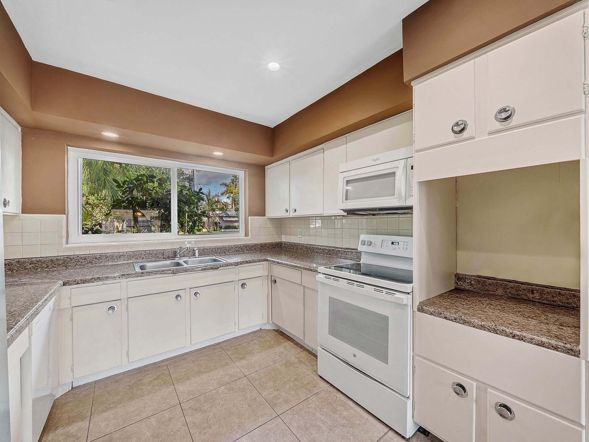 2750 Southeast 3rd Street Pompano Beach, FL 33062 - Photo 9 of 55 5 Kitchen (2)_1