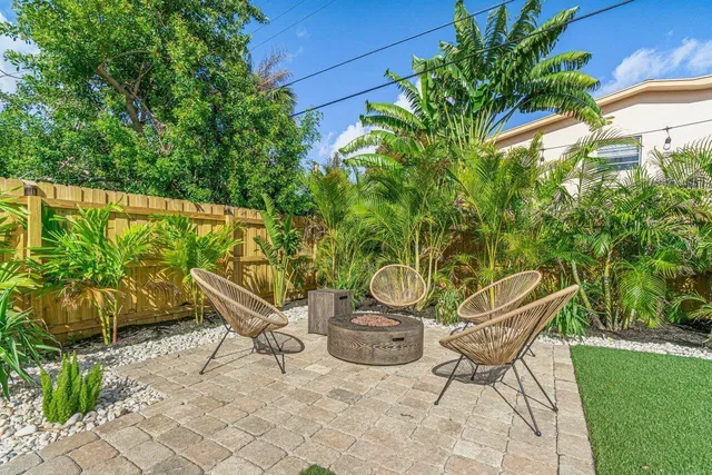 a view of a backyard