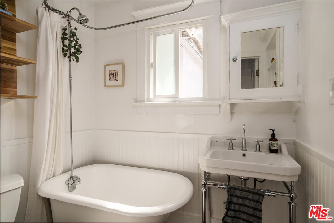 6036 Eucalyptus Lane Los Angeles, CA 90042 - Photo 18 of 34 a bathroom with a sink a toilet and a bathtub