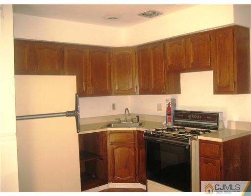 172 Evergreen Road, Unit 172 Metuchen, NJ 08840 - Photo 5 of 10 Gallery Image 5