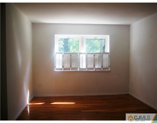 172 Evergreen Road, Unit 172 Metuchen, NJ 08840 - Photo 6 of 10 Gallery Image 6