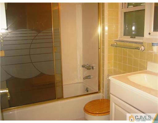 172 Evergreen Road, Unit 172 Metuchen, NJ 08840 - Photo 7 of 10 Gallery Image 7