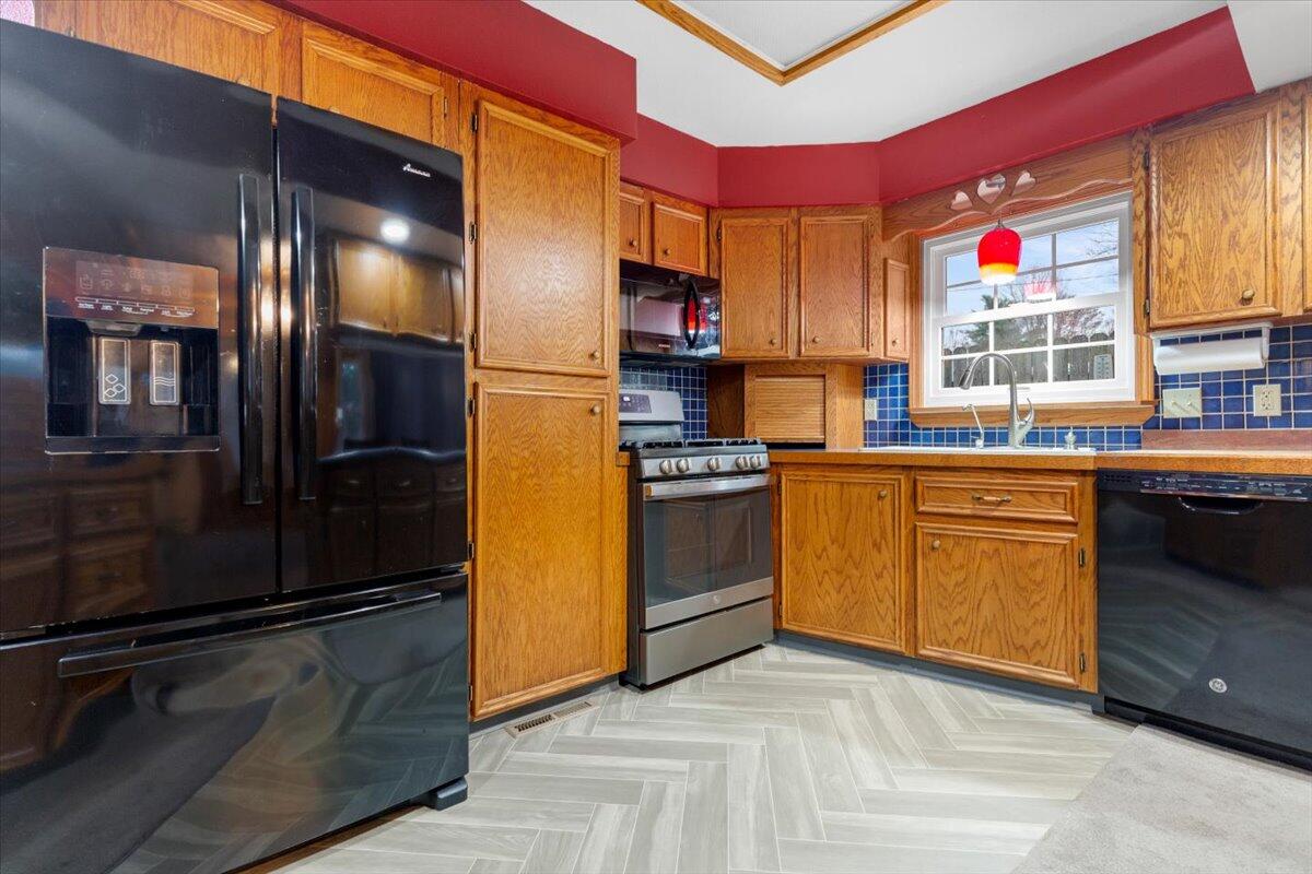 202 Clay Street Newaygo, MI 49337 - Photo 6 of 22 03-IMG_4585