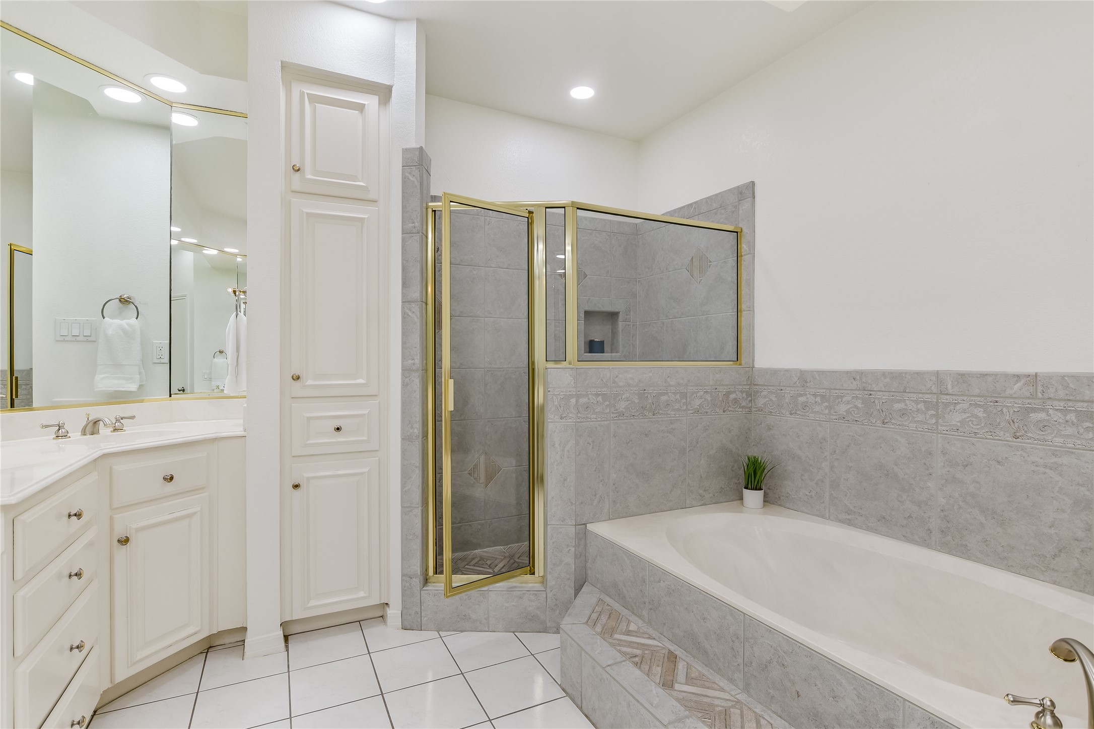 4906 Bob Cat Run Austin, TX 78731 - Photo 18 of 40 a bathroom with a tub sink and mirror