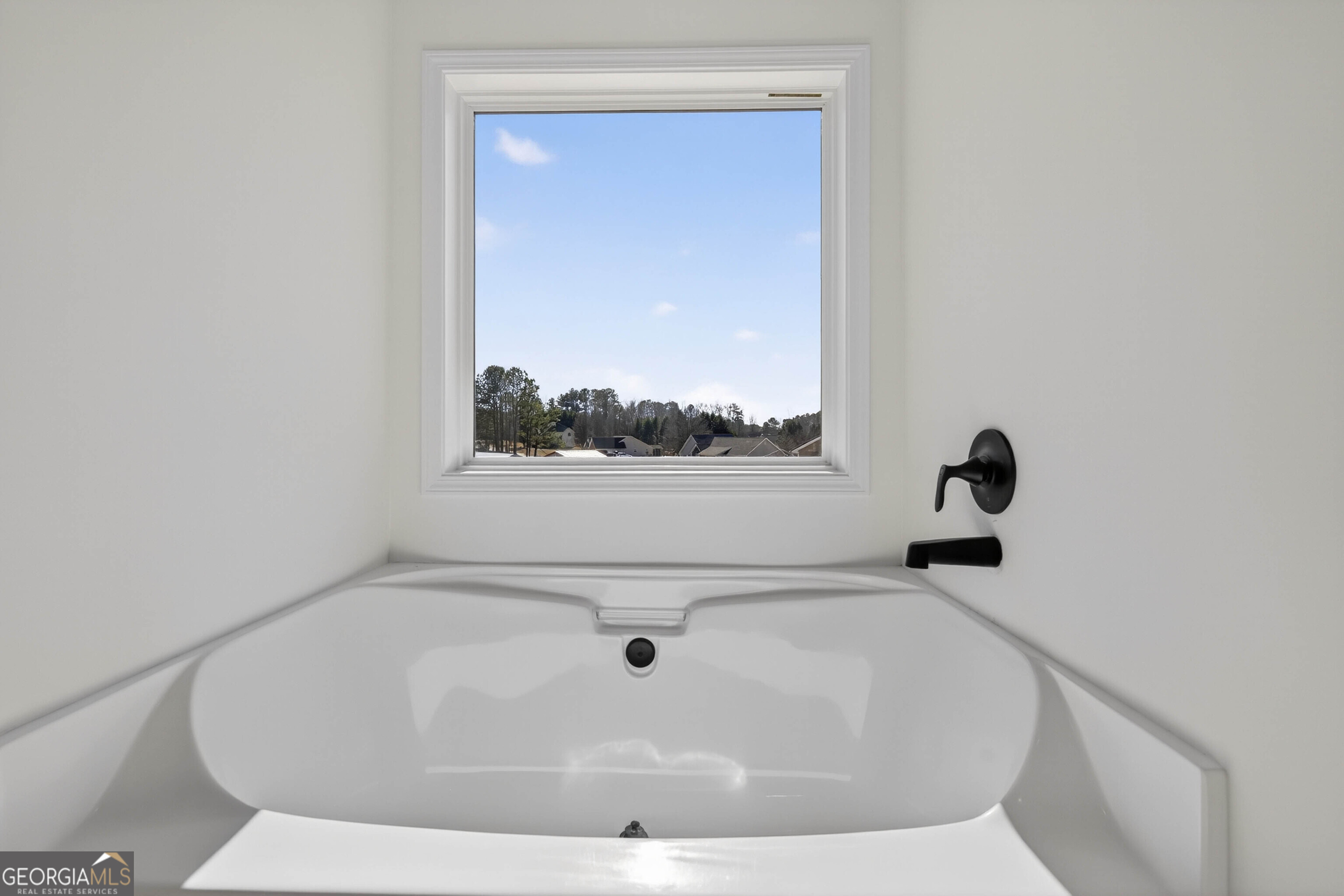 707 Oakmont Trail Villa Rica, GA 30180 - Photo 18 of 33 a bathroom with a bathtub