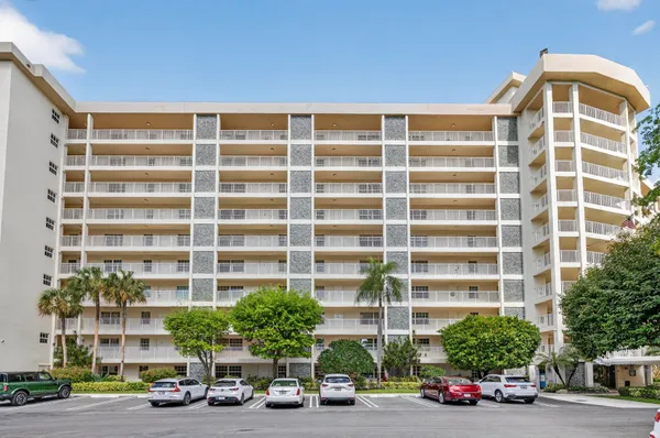 $2,400 | 3499 Oaks Way, Unit 703, Pompano Beach, FL 33069