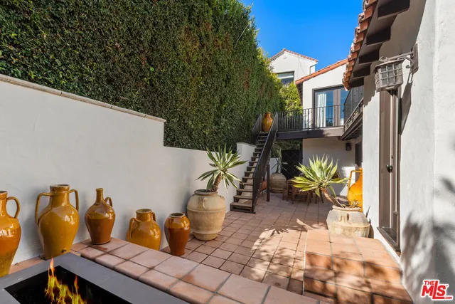 a view of outdoor space yard and porch