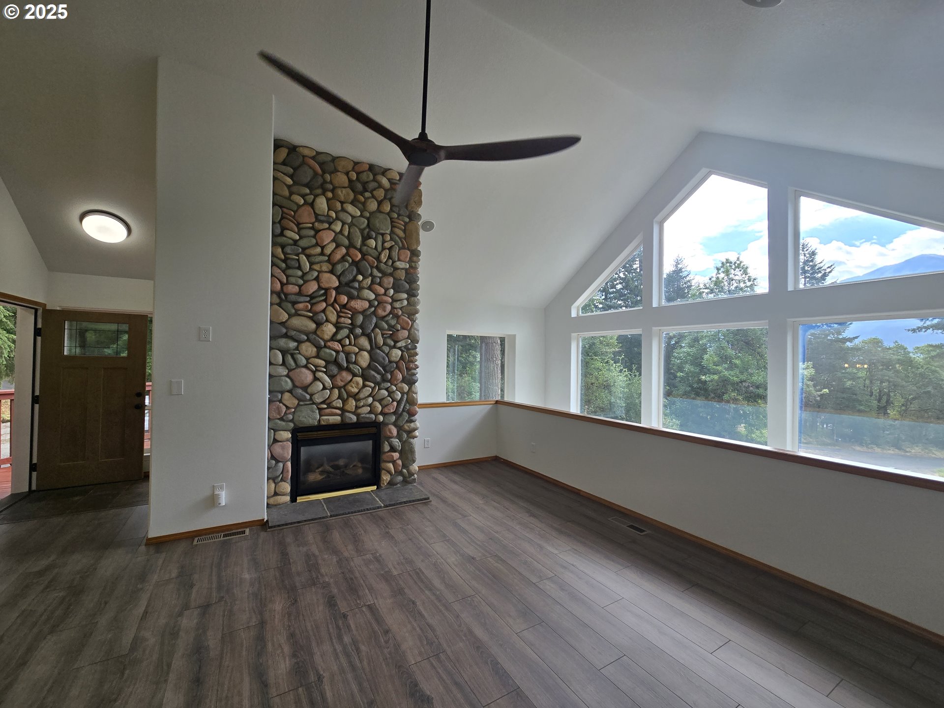 85 Southwest Monda Road Stevenson, WA 98648 - Photo 12 of 48 Living Room