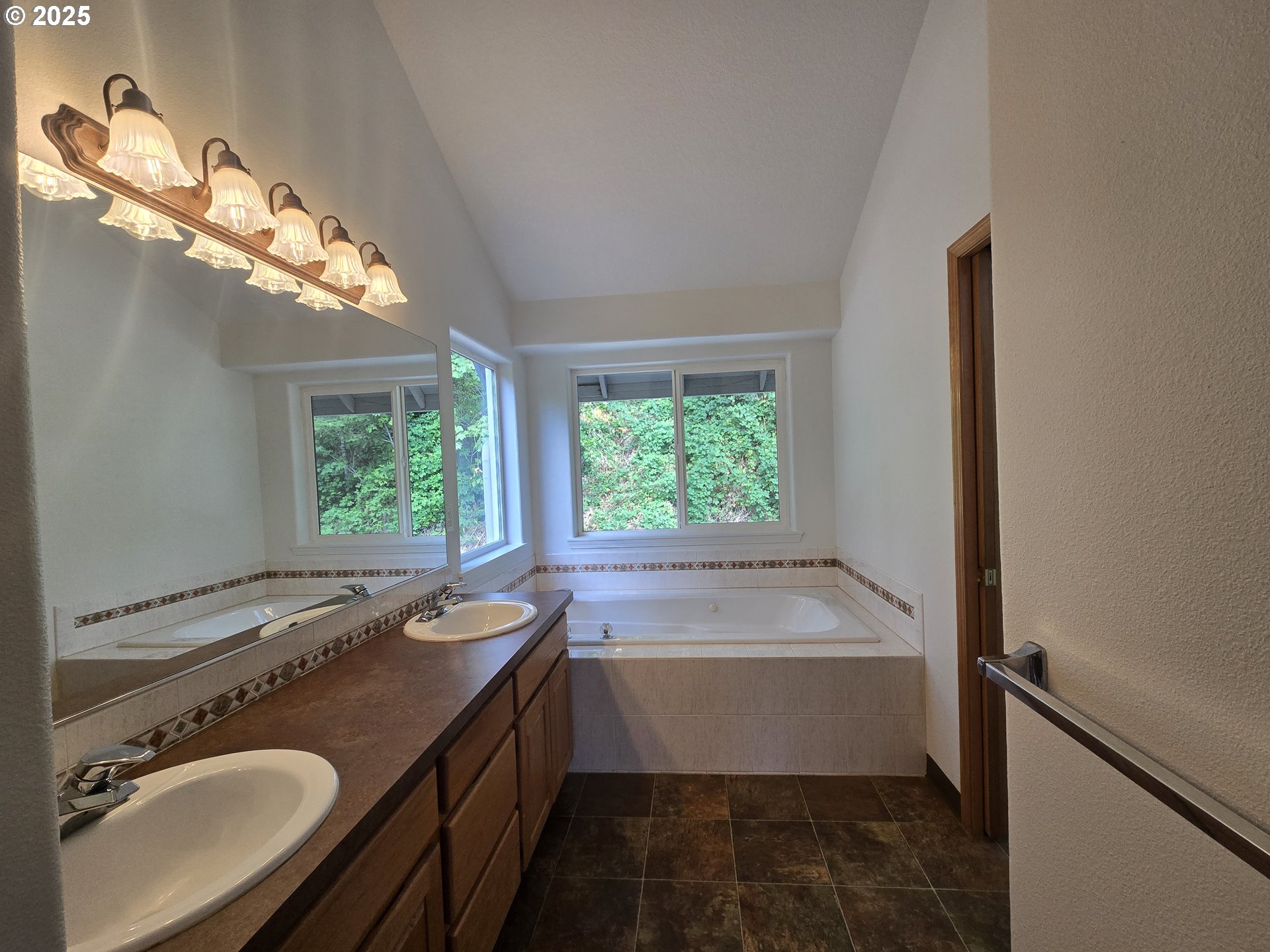 85 Southwest Monda Road Stevenson, WA 98648 - Photo 17 of 48 Owner's Suite Bathroom