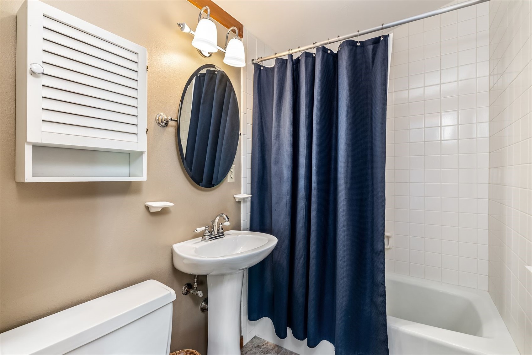 410 Tennis Club Road, Unit 1317 Keystone, CO 80435 - Photo 18 of 42 a bathroom with a sink a mirror a bathtub and shower