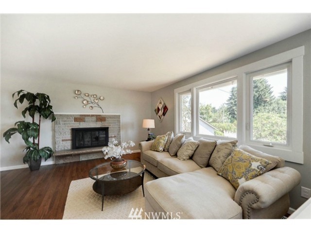 1067 Whitman Court Northeast Renton, WA 98059 - Photo 5 of 25