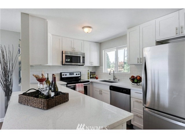 1067 Whitman Court Northeast Renton, WA 98059 - Photo 8 of 25